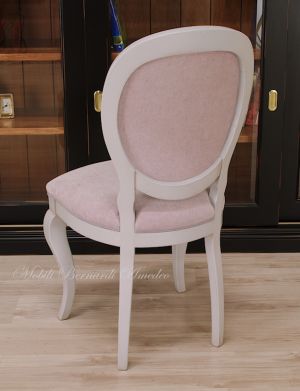 Sedia ispirata allo stile Luigi Filippo con gambe curve e con seduta e schienale imbottiti